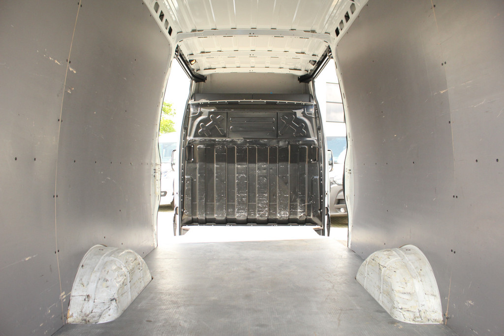 Iveco Daily 35S18A8 3.0 180pk L4H2 Automaat | Adap. Cruise | L + R Schuifdeur | 3500kg trekgew. | Gev. Stoel | Camera | Navi | Clima | Lease 537,- p/m 9