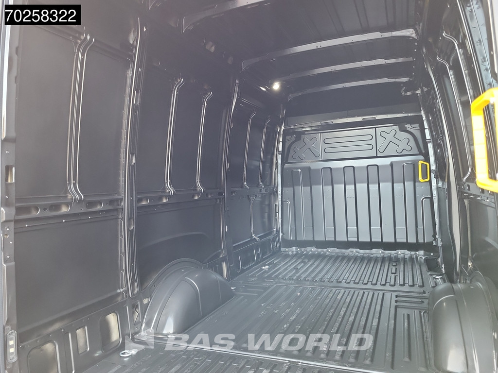 Iveco Daily 35S21 3.0L Automaat 210PK L2H2 2025-Model 3,5t Trekvermogen ACC LED CarPlay Camera Parkeersensoren Velgen Euro6 L2 12m3 Airco 17