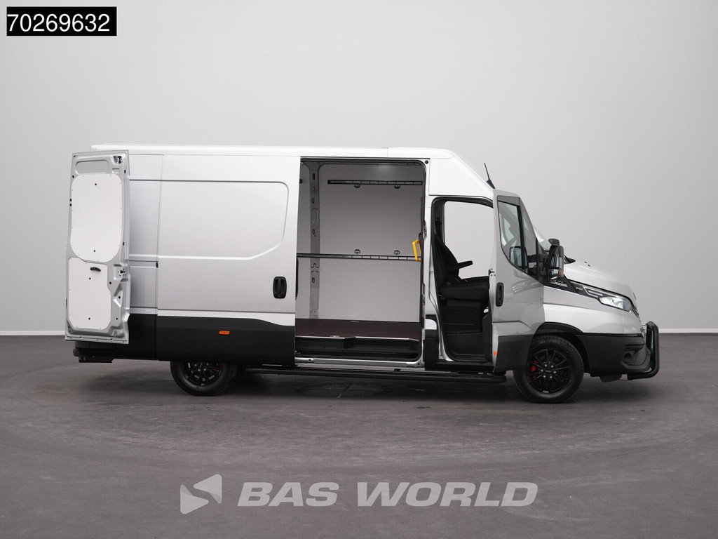 Iveco Daily 35S21 BPM VRIJ! 210PK 3.0L Automaat 2025 Black Edition model L2H2 ACC LED Tacho CarPlay Velgen Camera 12m3 Airco Trekhaak 17