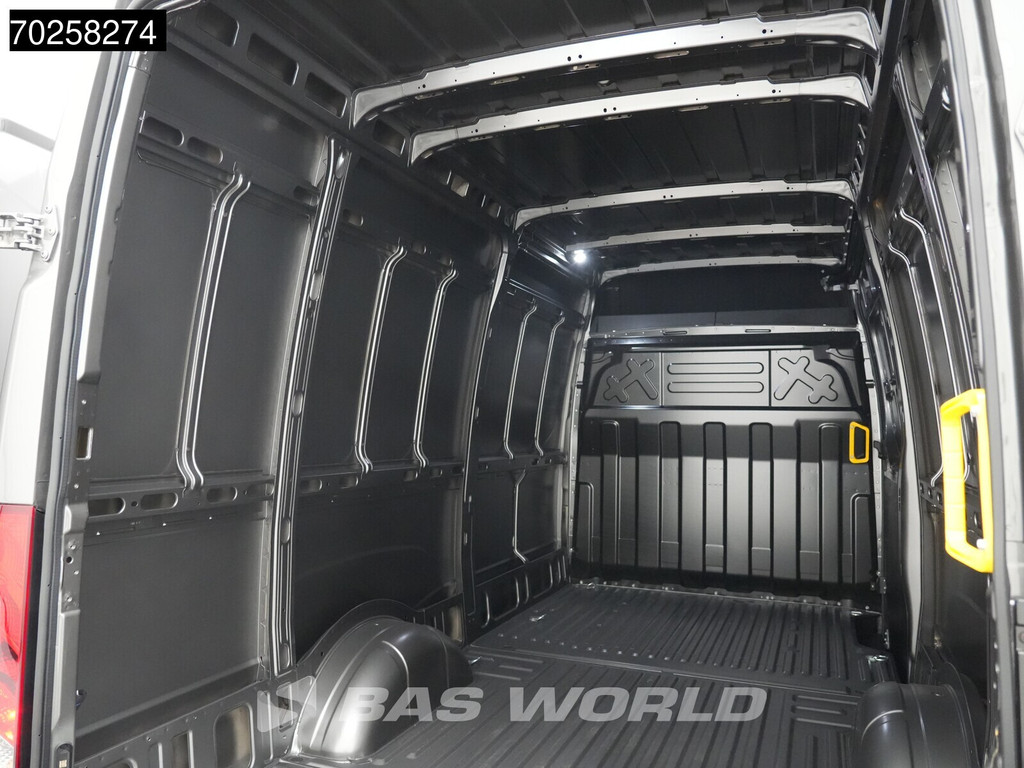 Iveco Daily 35S21 BPM VRIJ! 3.0L Black Edition Automaat 210PK L2H2 2025-Model 3,5t Trekvermogen ACC LED CarPlay Camera Parkeersensoren Euro6 L2 12m3 Airco 13