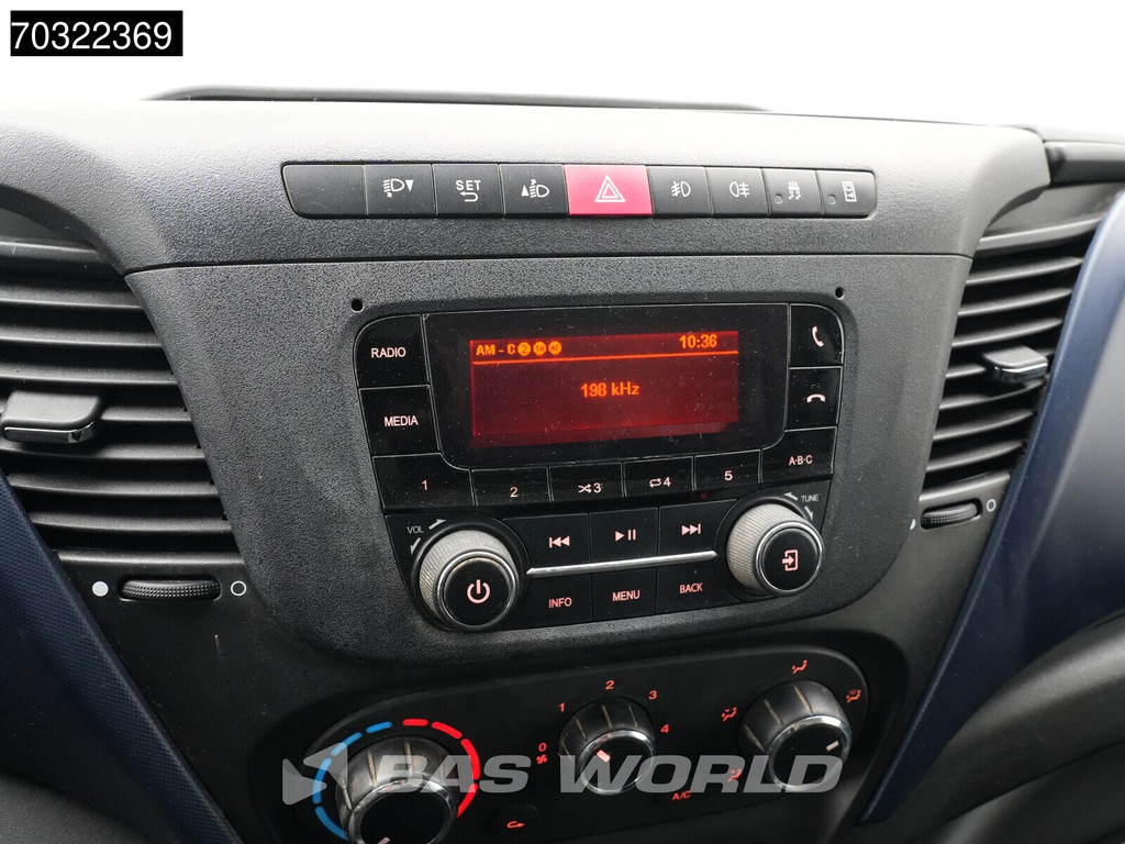 Iveco Daily 50C18 3.0L Automaat Dubbellucht L2H2 3,5t Trekhaak Airco Cruise Camera Werkplaatsinrichting Euro6 L2 Airco Trekhaak Cruise control 17