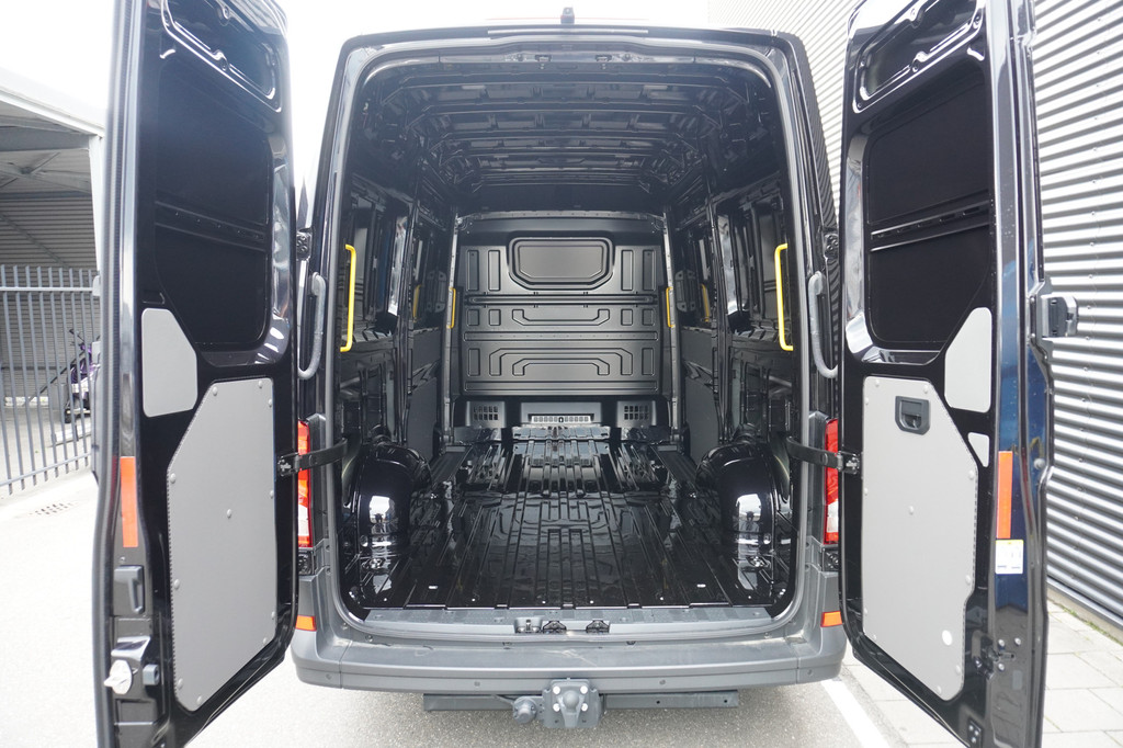 MAN TGE 35 2.0 Standaard L3 Hoog Man TGE 35 2.0 Standaard L3 Hoog Aut 2 schuifdeuren FACELIFT Commander BOMVOL! 10