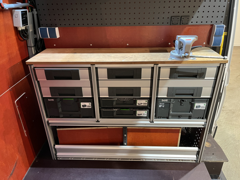 MAN TGE 50 2.0 L3H3 180 PK DL DSG Automaat / Servicebus / GVW 5.000 KG / Bott Inrichting / Swinglift Kraan / Trekhaak 3500 KG / 220V. / Euro 6 / Airco / CarPlay / Camera / Cruise Control / 53.000 KM !! C-Rijbewijs !! 12