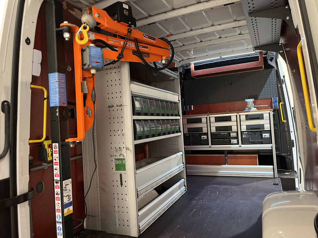 MAN TGE 50 2.0 L3H3 180 PK DL DSG Automaat / Servicebus / GVW 5.000 KG / Bott Inrichting / Swinglift Kraan / Trekhaak 3500 KG / 220V. / Euro 6 / Airco / CarPlay / Camera / Cruise Control / 53.000 KM !! C-Rijbewijs !! 13