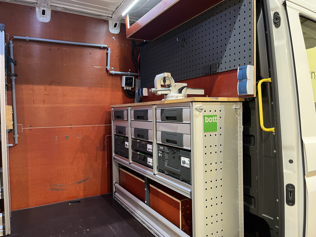 MAN TGE 50 2.0 L3H3 180 PK DL DSG Automaat / Servicebus / GVW 5.000 KG / Bott Inrichting / Swinglift Kraan / Trekhaak 3500 KG / 220V. / Euro 6 / Airco / CarPlay / Camera / Cruise Control / 53.000 KM !! C-Rijbewijs !! 14