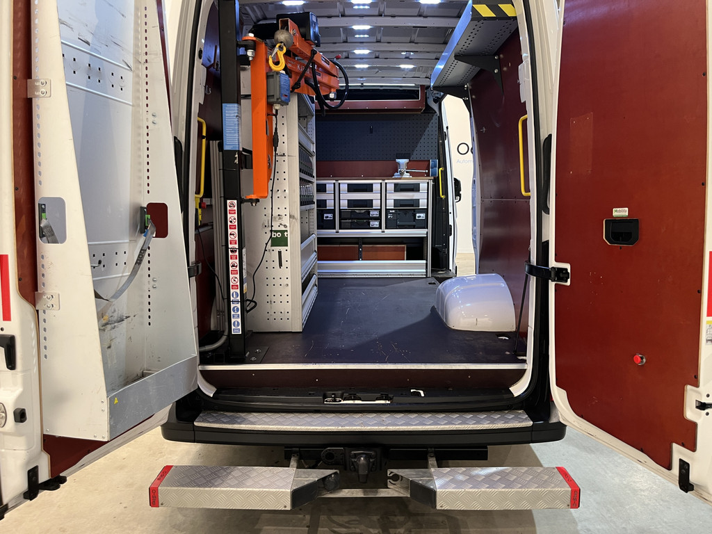 MAN TGE 50 2.0 L3H3 180 PK DL DSG Automaat / Servicebus / GVW 5.000 KG / Bott Inrichting / Swinglift Kraan / Trekhaak 3500 KG / 220V. / Euro 6 / Airco / CarPlay / Camera / Cruise Control / 53.000 KM !! C-Rijbewijs !! 4