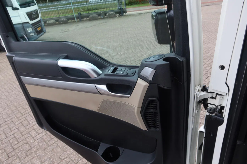 MAN TGM TGM 12.250 Dhollandia 2.000 kg Geisoleerde bak. Volledige luchtvering 8