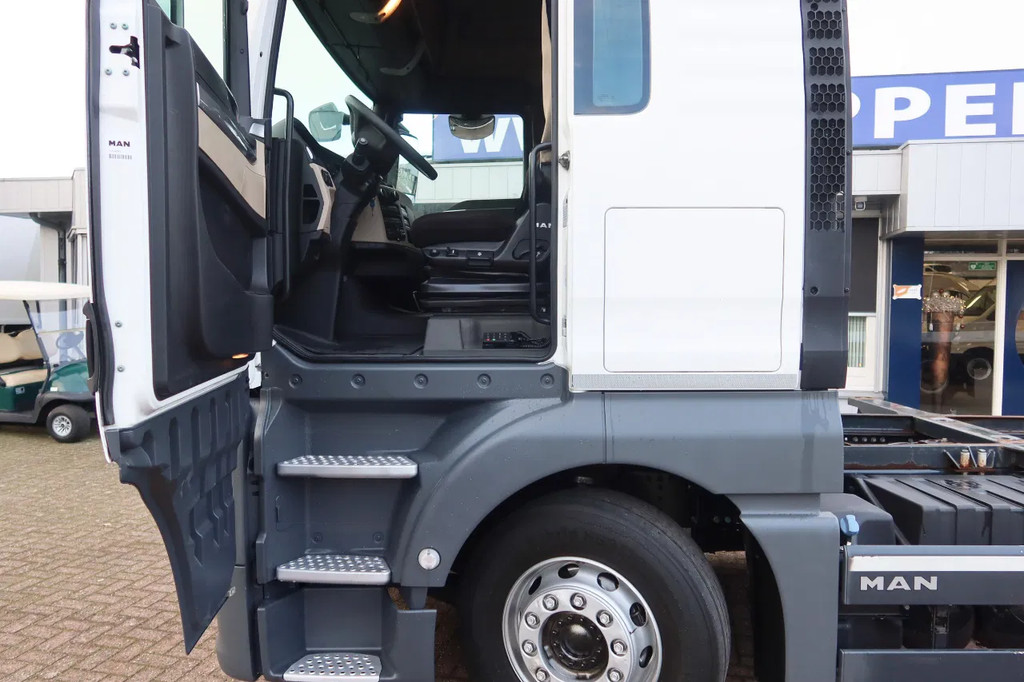 MAN TGX 18 .340 4x2 Full air Chassis, twist locks 11