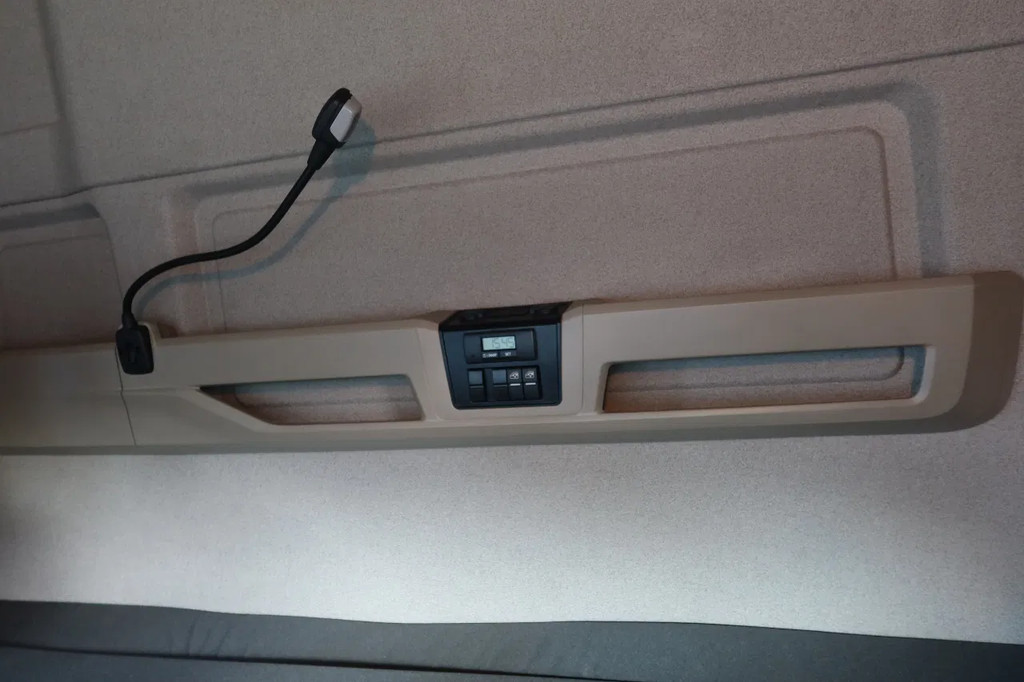 MAN TGX 18 .340 4x2 Full air Chassis, twist locks 13