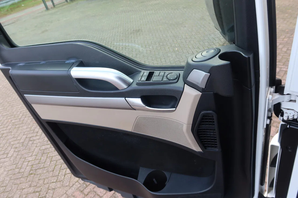 MAN TGX 18 .340 4x2 Full air Chassis, twist locks 17