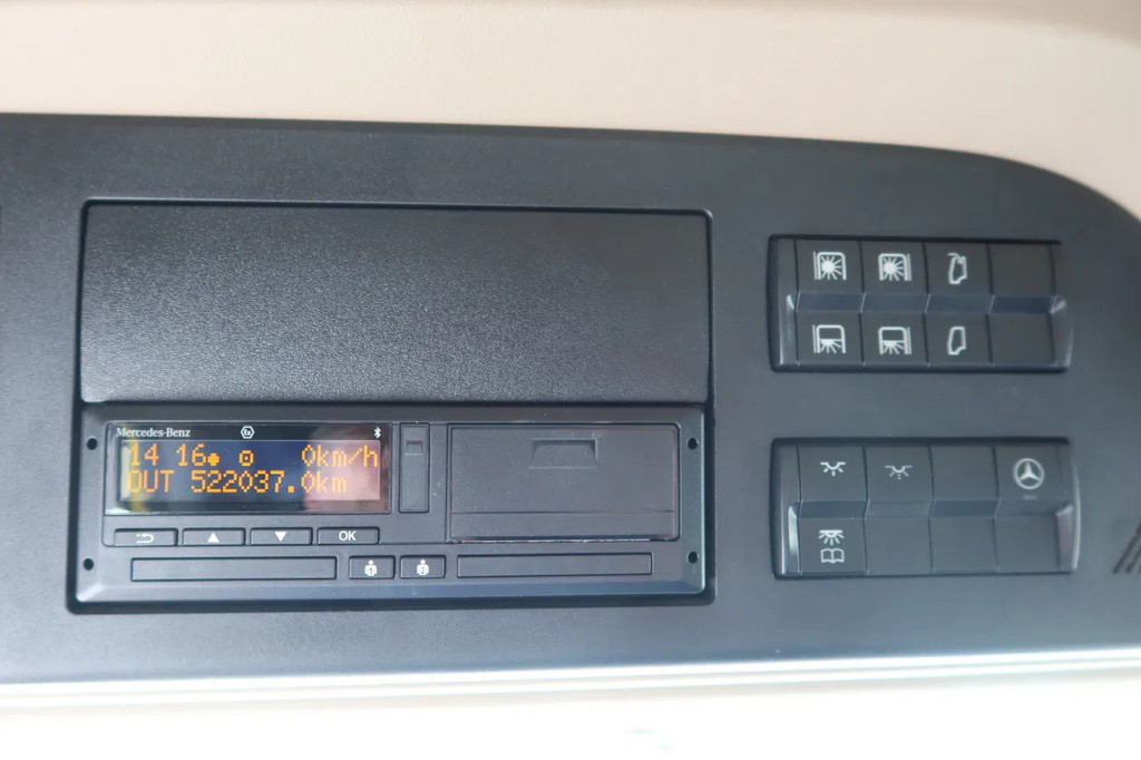 Mercedes-Benz Actros 1933 L Aluminium Bakwagen , Horse / tracing truck. Met deuren + 1 bed. 10