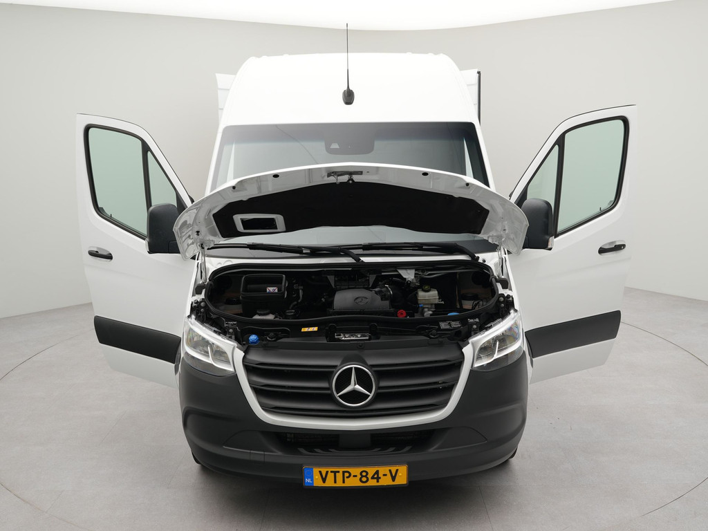 Mercedes-Benz Sprinter 215 1.9 CDI L2H2 FWD | Apple Carplay | Cruise Control | Keyless Start | Trekhaak | Achteruitrijcamera | Navigatie | Dodehoekdetectie | 17