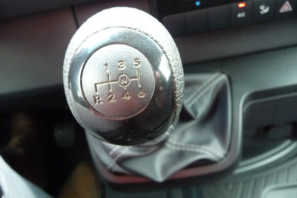 Mercedes-Benz Sprinter 315 1.9 CDI RWD DC trekhaak3.5 t , 7 zits 366 WB laadbak 2.70 m 17