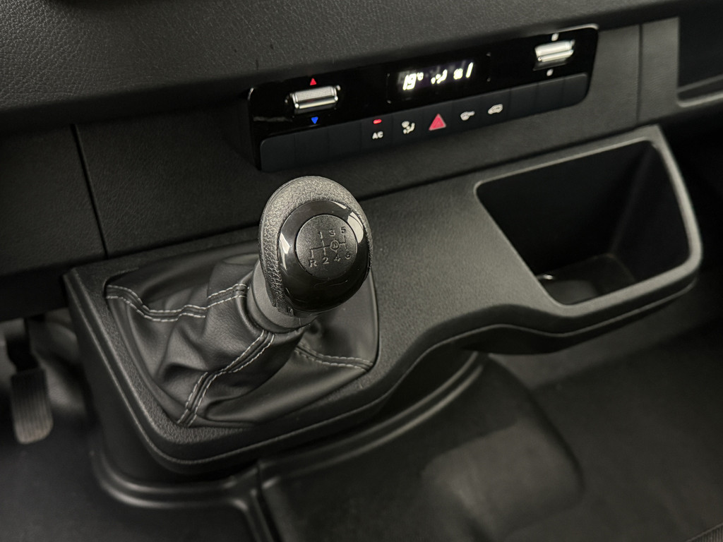 Mercedes-Benz Sprinter 315CDi L3H2 Maxi | 3500Kg Trekhaak | Mbux Multimedia | Airco | Cruise | 3-Persoons | Betimmering 16