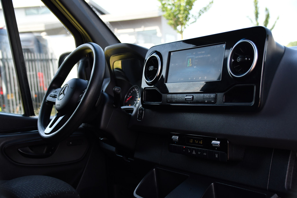 Mercedes-Benz Sprinter 316 2.2 CDI L2H1 Black Edition MARGE! Camera, Cruise, Carplay, LED, Stoelverwarming, RWD, 10,5 Mbux, Multimedia, 164pk, Sensoren, Uniek! 19