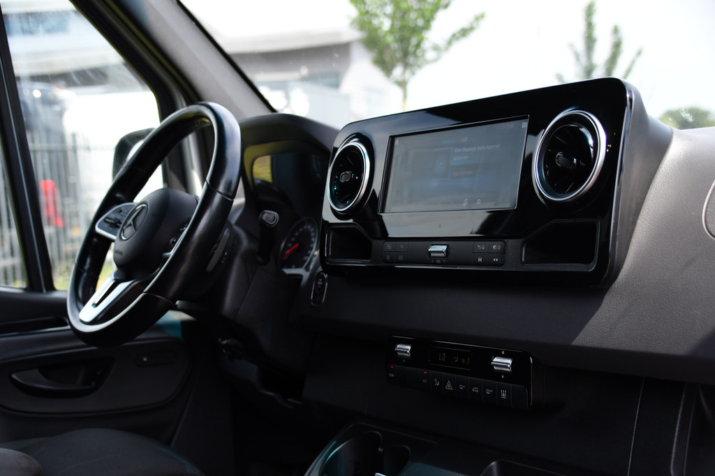 Mercedes-Benz Sprinter 316 2.2 CDI L2H2 DC PB Edition Adaptieve Cruise, Camera, Carplay, LED, 164pk, Stoelverwarming, Trekhaak, Automaat, 10,5 Mbux, Standkachel, Uniek! 19