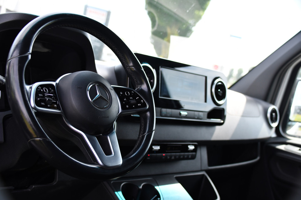 Mercedes-Benz Sprinter 316 2.2 CDI L2H2 DC PB Edition Adaptieve Cruise, Camera, Carplay, LED, 164pk, Stoelverwarming, Trekhaak, Automaat, 10,5 Mbux, Standkachel, Uniek! 2