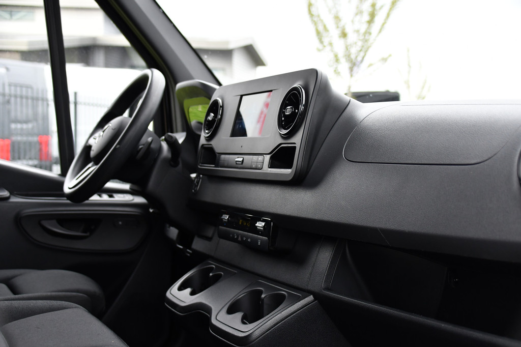 Mercedes-Benz Sprinter 317 1.9 CDI L2H1 RWD Black Edition Camera, Cruise, Carplay, 3500kg Trekhaak, 170pk, Automaat, LED, Multimedia, Stoelverwarming, UNIEK 12
