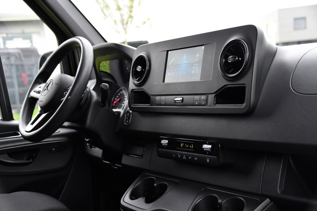 Mercedes-Benz Sprinter 317 1.9 CDI L2H1 RWD Black Edition Camera, Cruise, Carplay, 3500kg Trekhaak, 170pk, Automaat, LED, Multimedia, Stoelverwarming, UNIEK 13