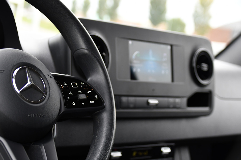 Mercedes-Benz Sprinter 317 1.9 CDI L2H1 RWD Black Edition Camera, Cruise, Carplay, 3500kg Trekhaak, 170pk, Automaat, LED, Multimedia, Stoelverwarming, UNIEK 14