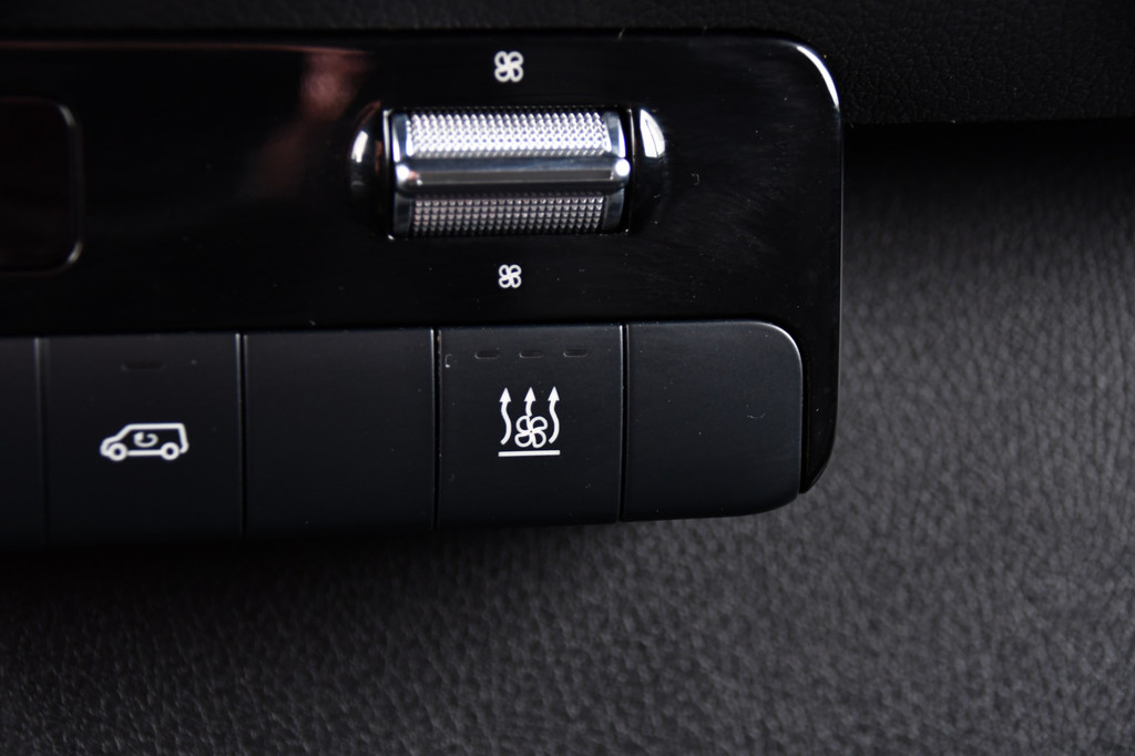 Mercedes-Benz Sprinter 317 1.9 CDI L2H1 RWD Black Edition Camera, Cruise, Carplay, 3500kg Trekhaak, 170pk, Automaat, LED, Multimedia, Stoelverwarming, UNIEK 21