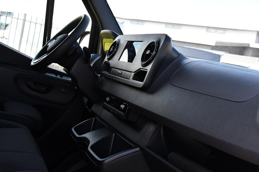 Mercedes-Benz Sprinter 317 1.9 CDI L2H2 RWD Black Edition Camera, Cruise, Carplay, LED, 170pk, Automaat, 3500kg Trekhaak, Stoelverwarming, Mbux, Uniek! 12