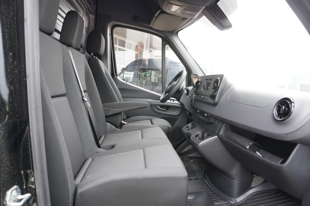 Mercedes-Benz Sprinter 317CDI 170PK L3H2 RWD Automaat Bumpers in de kleur Nr. V105 | Airco | Navi | Cruise | Camera | All season | LM velgen 12