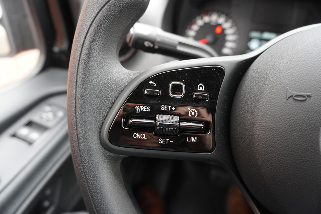 Mercedes-Benz Sprinter 317CDI 170PK L3H2 RWD Automaat Bumpers in de kleur Nr. V105 | Airco | Navi | Cruise | Camera | All season | LM velgen 18