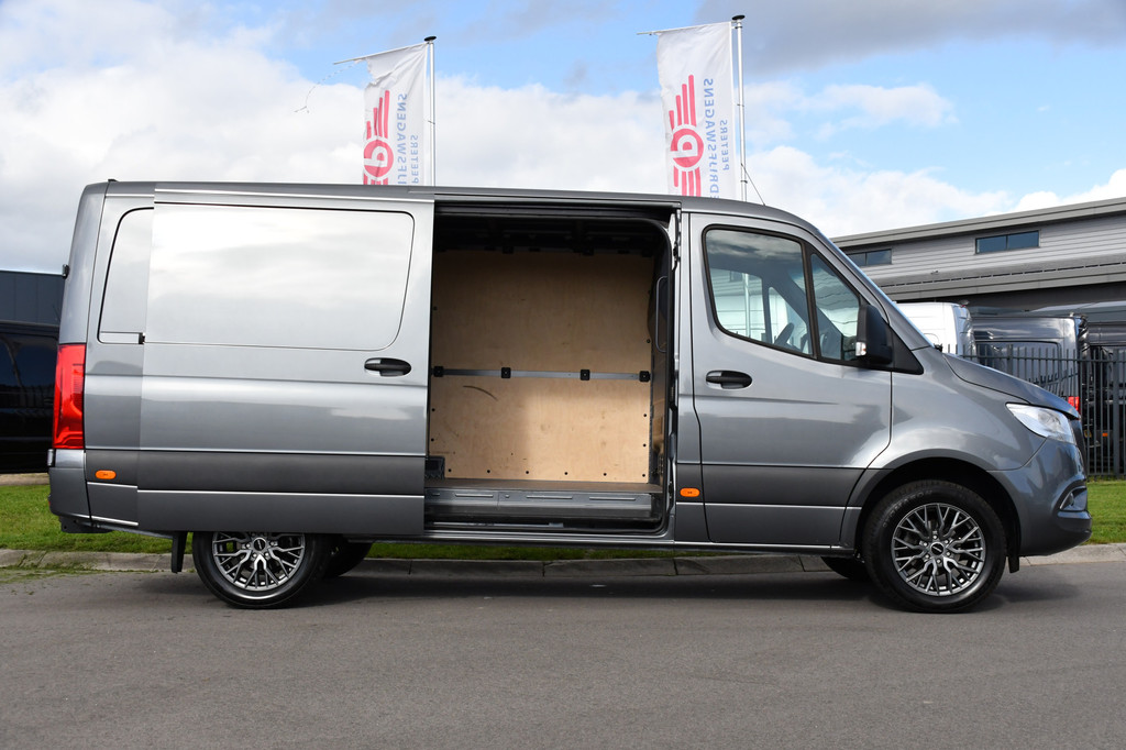 Mercedes-Benz Sprinter 319 1.9 CDI L2H1 RWD Camera, Cruise, Carplay, 190pk, 3500kg Trekhaak, Multimedia, BLIS, Uniek! 11