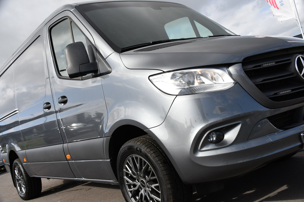Mercedes-Benz Sprinter 319 1.9 CDI L2H1 RWD Camera, Cruise, Carplay, 190pk, 3500kg Trekhaak, Multimedia, BLIS, Uniek! 18