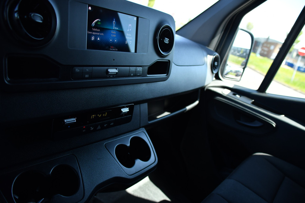 Mercedes-Benz Sprinter 319 1.9 CDI L2H2 RWD Black Edition Camera, Cruise, Carplay, LED, 190pk, Multimedia, Automaat, Geveerde stoel, Sensoren, Trekhaak, Uniek! 18
