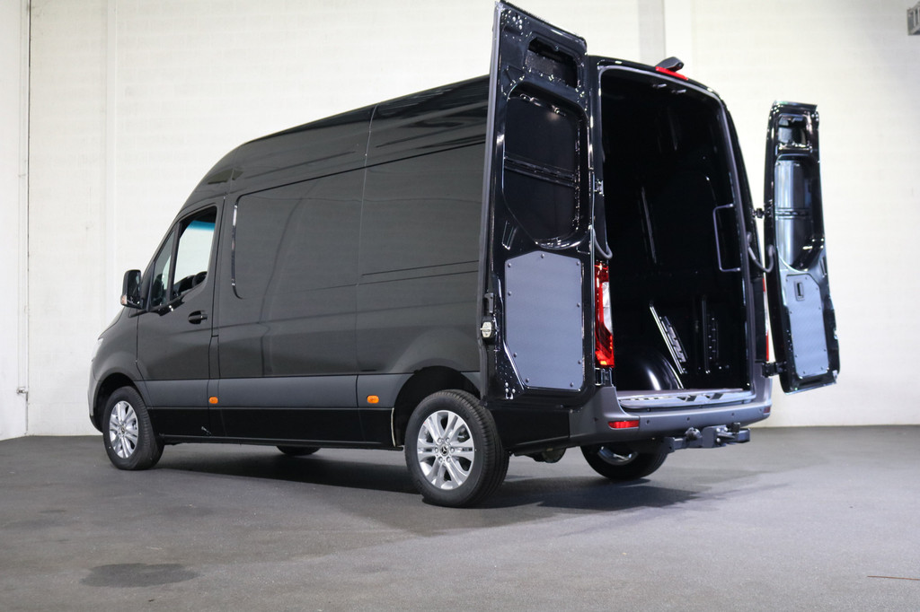 Mercedes-Benz Sprinter 319 CDI L2 H2 Airco Navigatie 3.5T Trekhaak 360 graden Camera Adapt. Cruise 11
