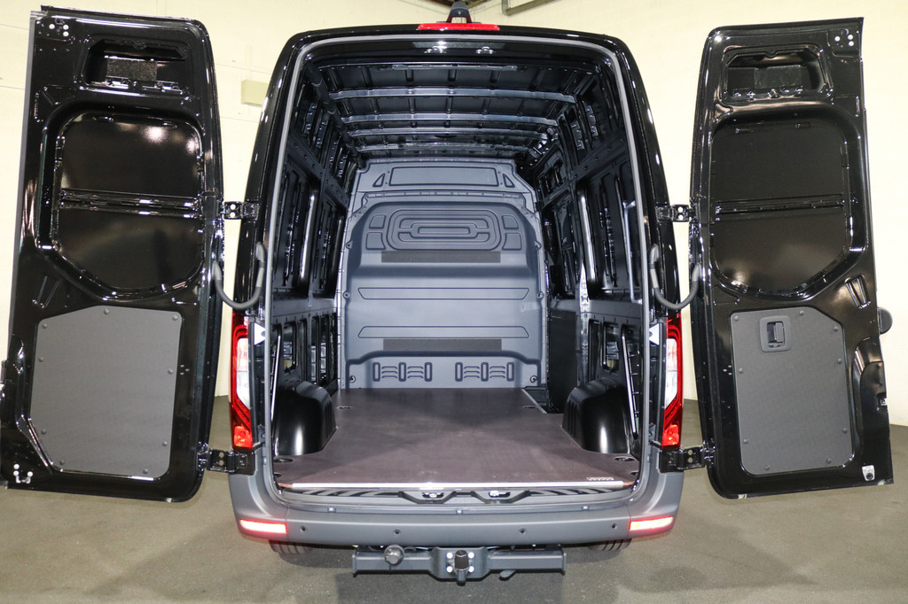 Mercedes-Benz Sprinter 319 CDI L2 H2 Airco Navigatie 3.5T Trekhaak 360 graden Camera Adapt. Cruise 15