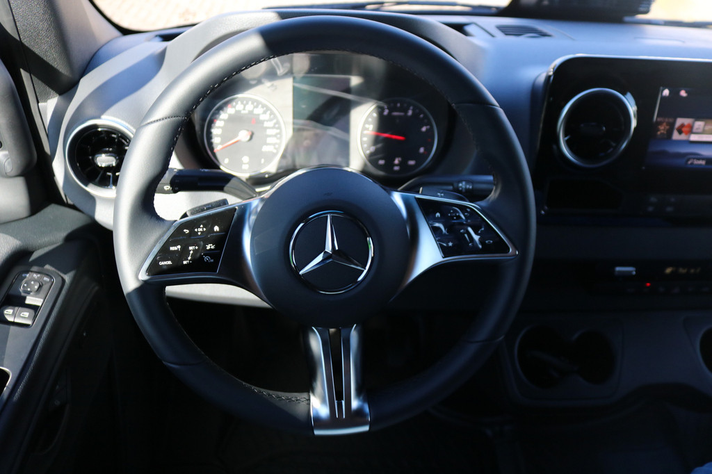 Mercedes-Benz Sprinter 319 CDI L2 H2 Airco Navigatie 3.5T Trekhaak 360 graden Camera Adapt. Cruise 18