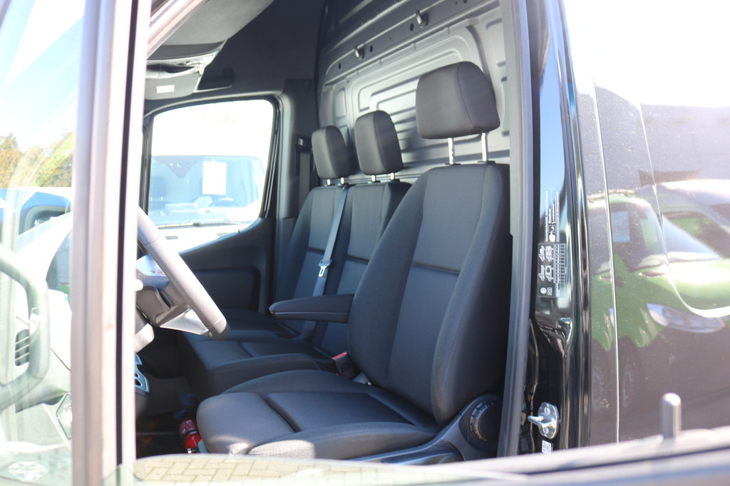 Mercedes-Benz Sprinter 319 CDI L2 H2 Airco Navigatie 3.5T Trekhaak 360 graden Camera Adapt. Cruise 20