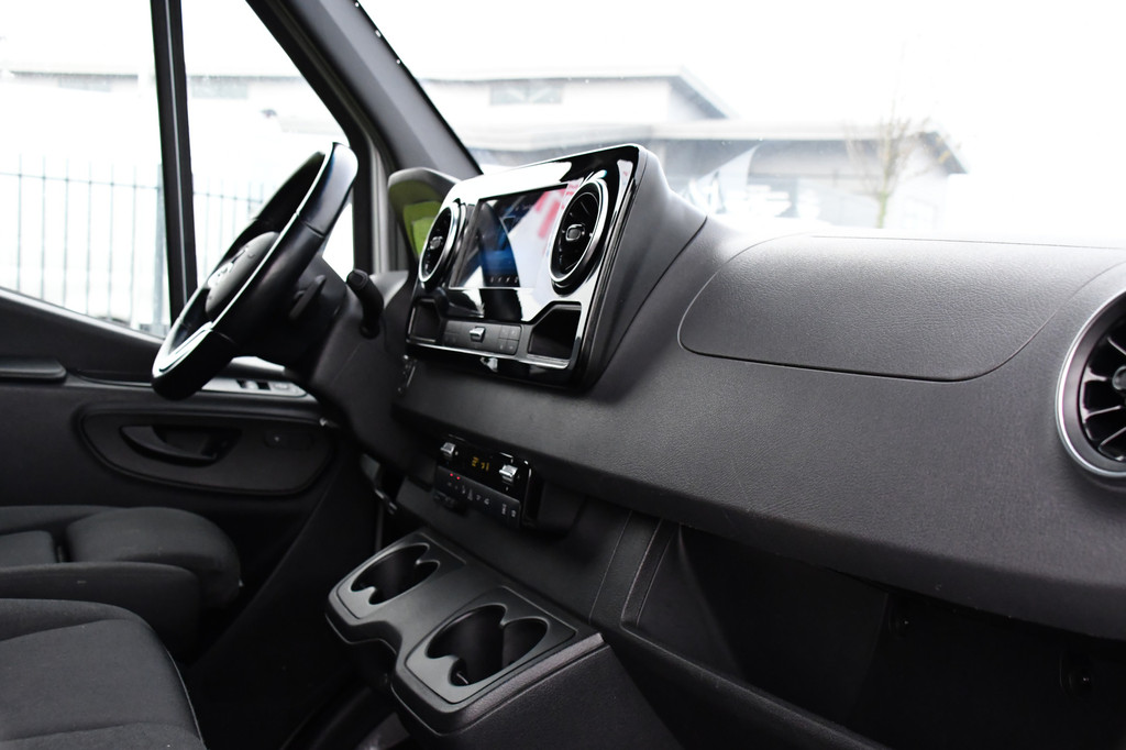 Mercedes-Benz Sprinter 319 V6 3.0 CDI L2H2 AMG Edition Adaptieve Cruise, 360 Camera, Carplay, 10,5 Mbux, LED, Automaat, Standkachel, Stoelverwarming, Trekhaak, Uniek! 16