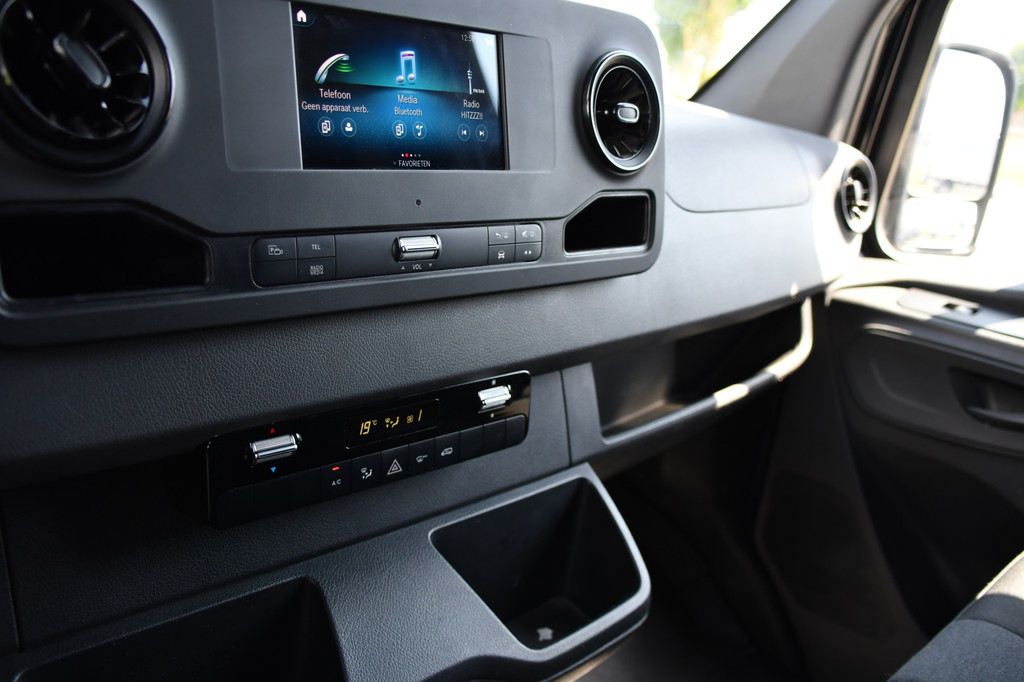 Mercedes-Benz Sprinter 319 V6 3.0 CDI L2H2 Black Edition Camera, Cruise, Carplay, LED, Automaat, 190pk, Multimedia, Lederstuur, Uniek! 18