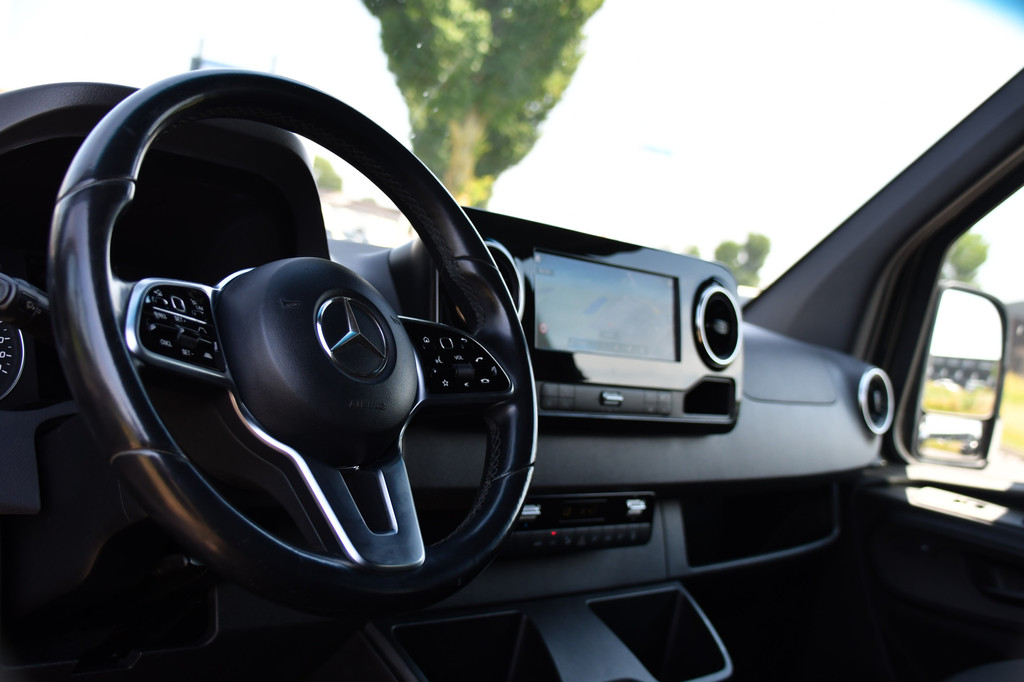 Mercedes-Benz Sprinter 319 V6 3.0 CDI L2H2 DC Black Edition Full Options! 360 Camera, Cruise, Carplay, 10,5 Mbux, LED, 2 x Geveerde stoel, Stoelverwarming, Sensoren, Uniek! 12