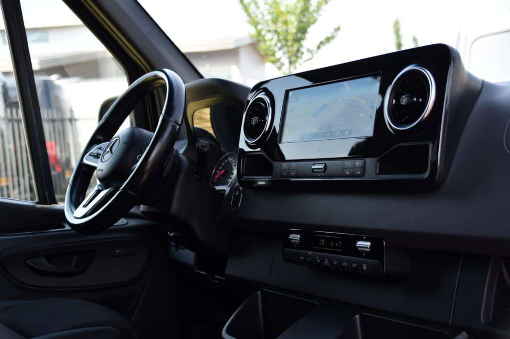 Mercedes-Benz Sprinter 319 V6 3.0 CDI L2H2 DC Black Edition Full Options! 360 Camera, Cruise, Carplay, 10,5 Mbux, LED, 2 x Geveerde stoel, Stoelverwarming, Sensoren, Uniek! 18