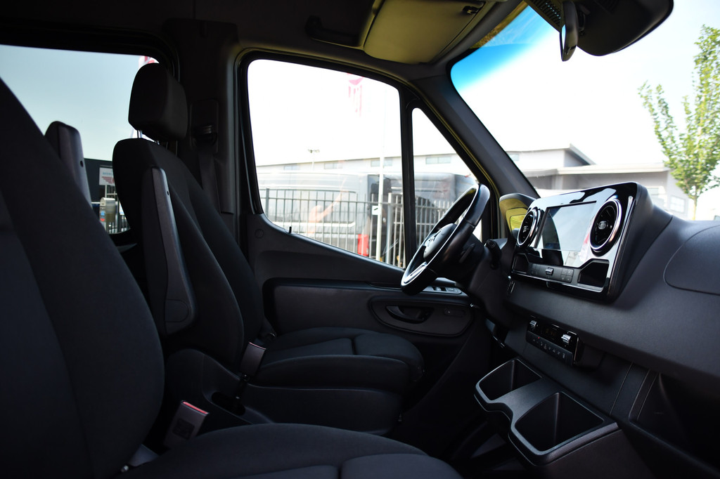 Mercedes-Benz Sprinter 319 V6 3.0 CDI L2H2 DC Black Edition Full Options! 360 Camera, Cruise, Carplay, 10,5 Mbux, LED, 2 x Geveerde stoel, Stoelverwarming, Sensoren, Uniek! 19
