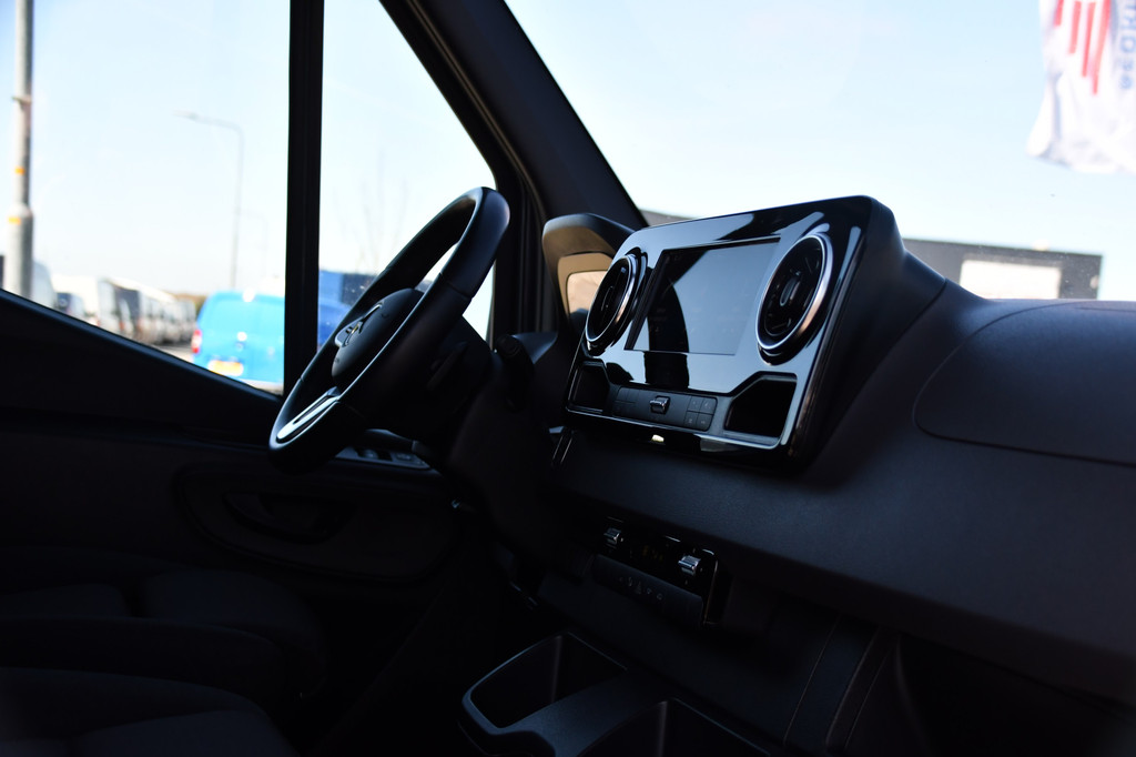 Mercedes-Benz Sprinter 319 V6 3.0 CDI L2H2 DC PB Edition Cruise, 360 Camera, Carplay, LED, 190pk, Virtual, Geveerde stoel, NAVI, Automaat, Uniek! 18