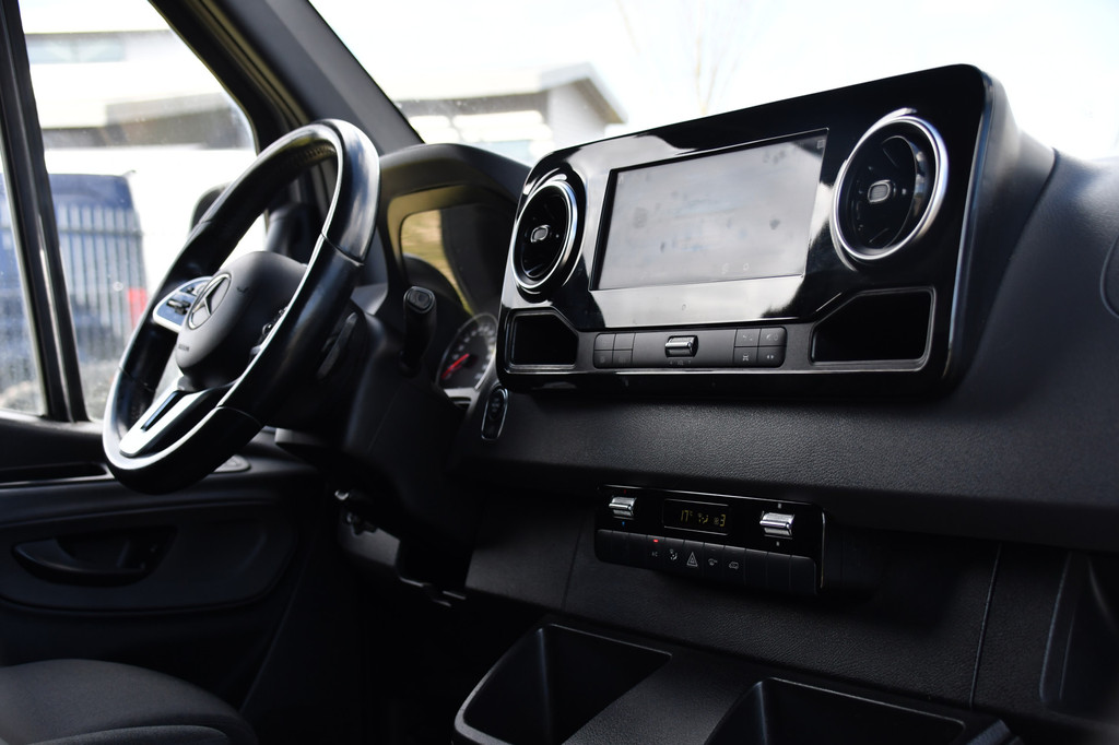 Mercedes-Benz Sprinter 319 V6 3.0 CDI L2H2 PB Edition Camera, Cruise, Carplay, 10,5 Mbux, LED, Sensoren, 190pk, Uniek! Automaat, Uniek! 19