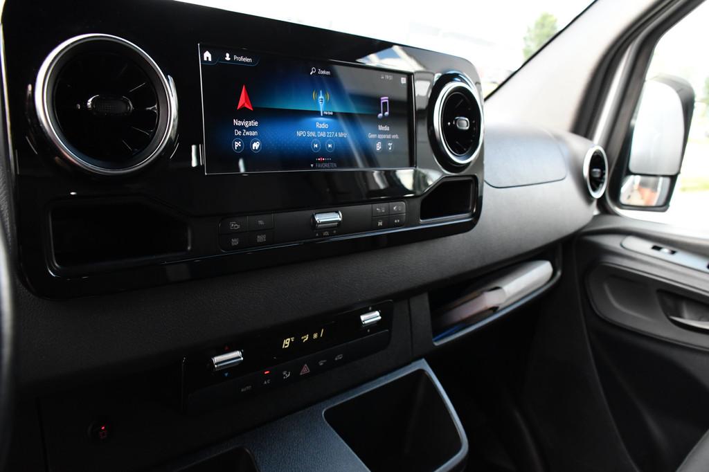 Mercedes-Benz Sprinter 319 V6 3.0 CDI L2H2 PB Edition Marge! 360 Camera, Cruise, Carplay, 3500kg Trekhaak, 10,5 Mbux, LED, Stoelverwarming, 360 Sensoren, Uniek! 19