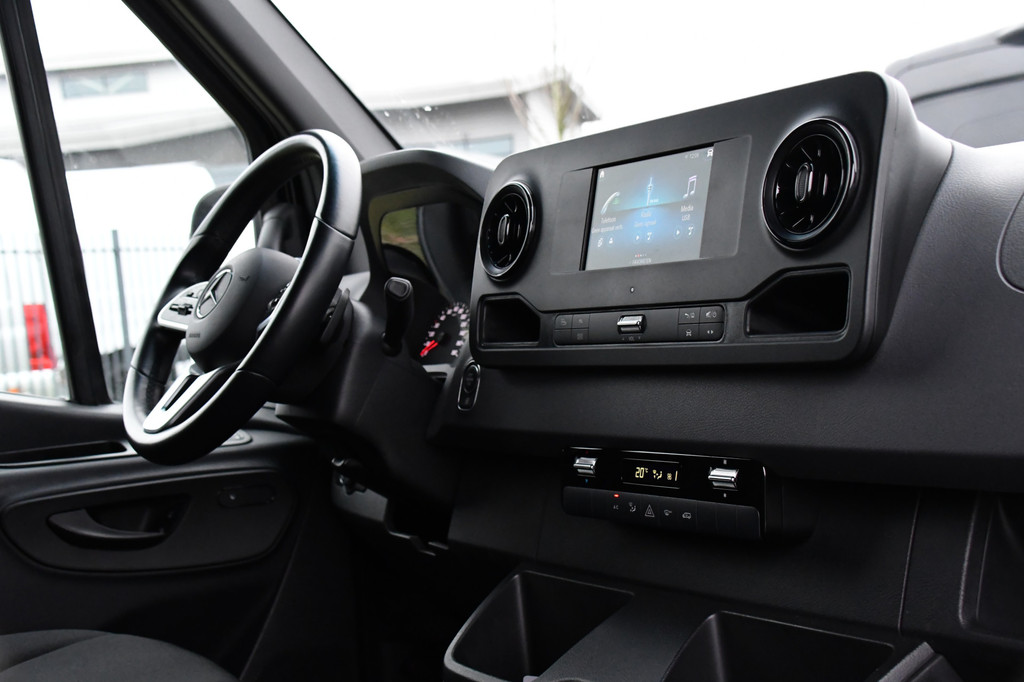 Mercedes-Benz Sprinter 516 2.2 CDI L2H2 Black Edition Camera, Cruise, Carplay, LED, 3500kg Trekhaak, Stoelverwarming, 164pk, Automaat, Sensoren, Uniek! 12