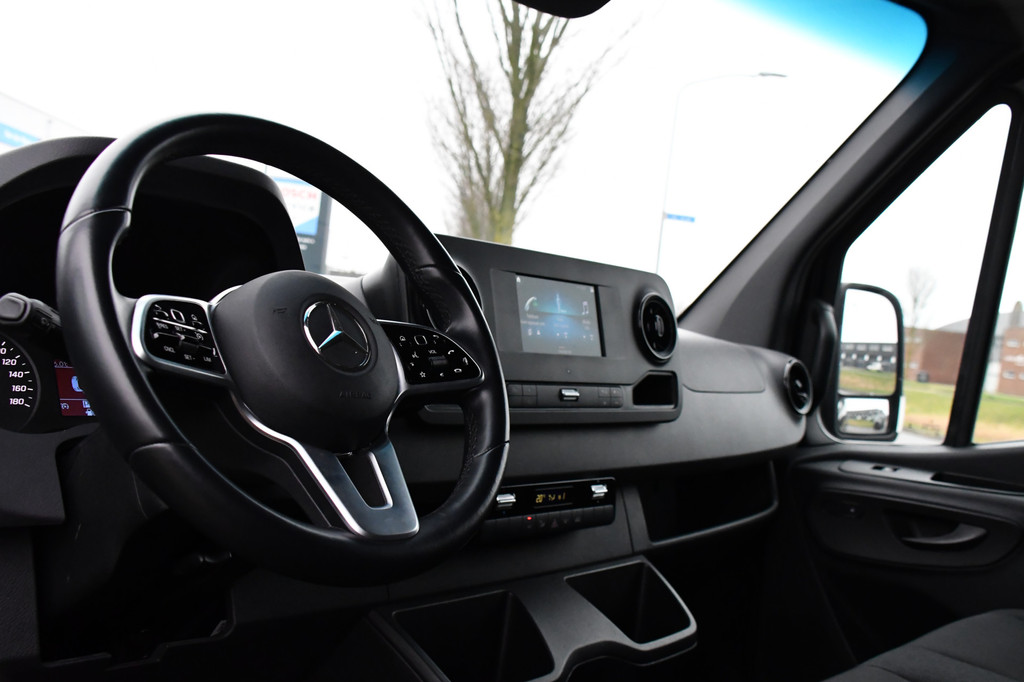 Mercedes-Benz Sprinter 516 2.2 CDI L2H2 Black Edition Camera, Cruise, Carplay, LED, 3500kg Trekhaak, Stoelverwarming, 164pk, Automaat, Sensoren, Uniek! 2