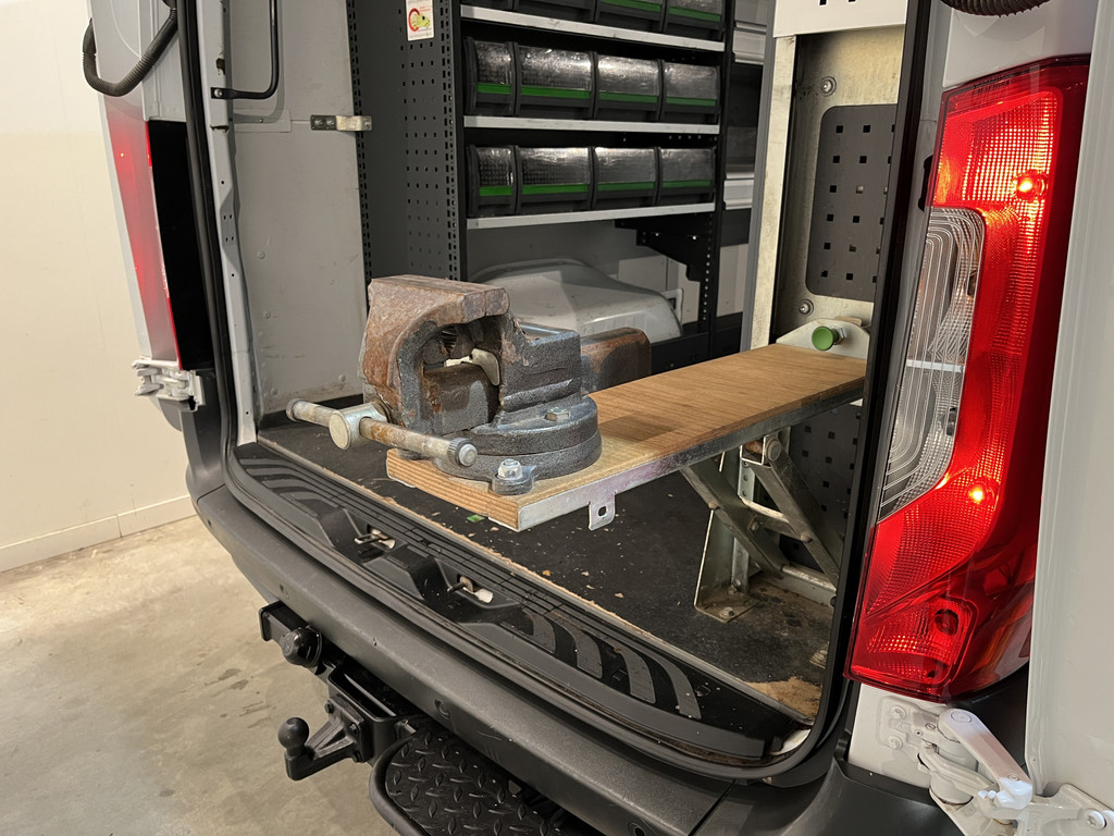 Mercedes-Benz Sprinter 516 CDI L2H2 4X4 / Euro 6 / Servicebus / Bott Inrichting / GVW 5.000 KG / Trekhaak 3500 KG / Dubbel Lucht / Tacho / Airco / Camera / 20