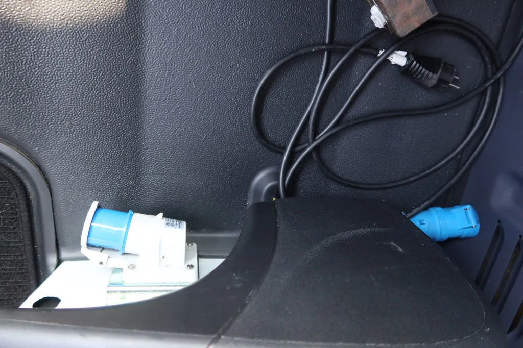 Mercedes-Benz Sprinter 317 Koel/Vries L2/H2 220 Volt stekker 16