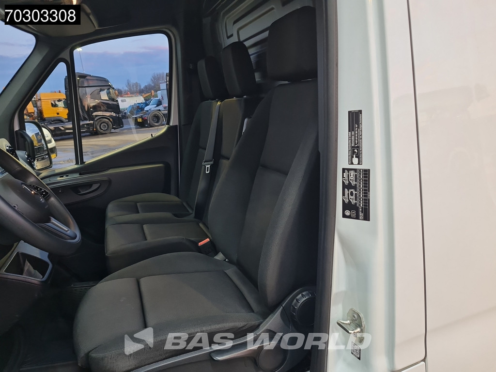 Mercedes-Benz Sprinter 317 CDI Automaat L2H2 170PK Navi Airco Cruise Camera Parkeersensoren MBUX CarPlay Euro6 L2 Airco Cruise control 12
