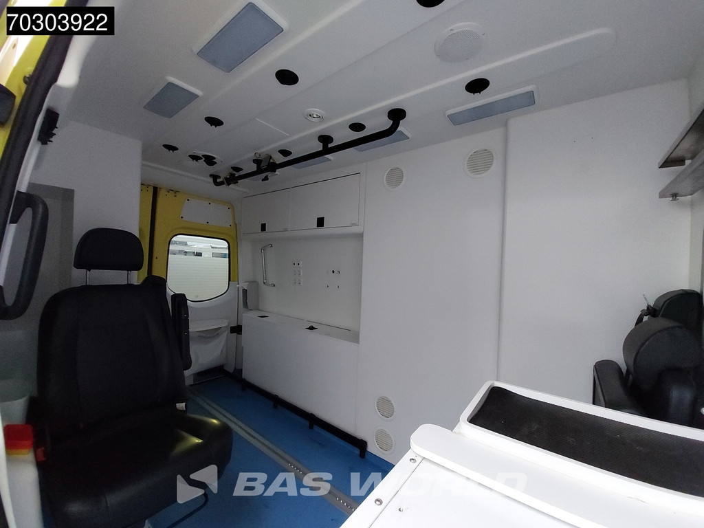Mercedes-Benz Sprinter 319 CDI 3.0L V6 Ambulance 190PK L2H2 LED Airco Cruise Camera MBUX CarPlay Euro6 Krankenwagen Rettungswagen L2 8m3 Airco Cruise control 17