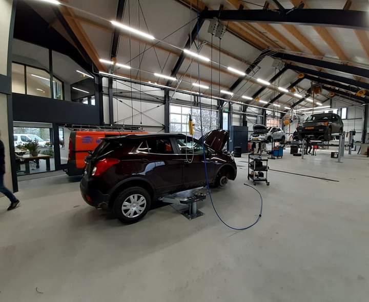 Mercedes-Benz V-klasse 300d 4-MATIC Extra Lang DC Avantgarde | LED | ACC | Leder | Stoelverwarming | Burmester | App-connect | Trekhaak | LMV 19 | 360 Camera | Lane Assist | Schuifdeuren elektrisch | 9